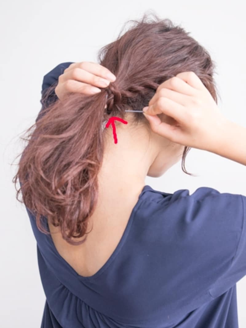 ひとつ結びの裏側でピンを打つと綺麗に隠れる