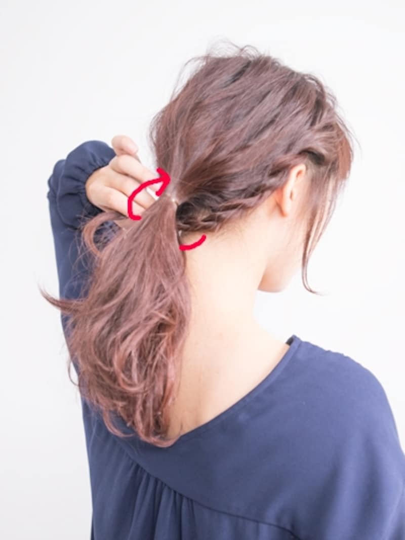 ツイストした毛束を巻きつける