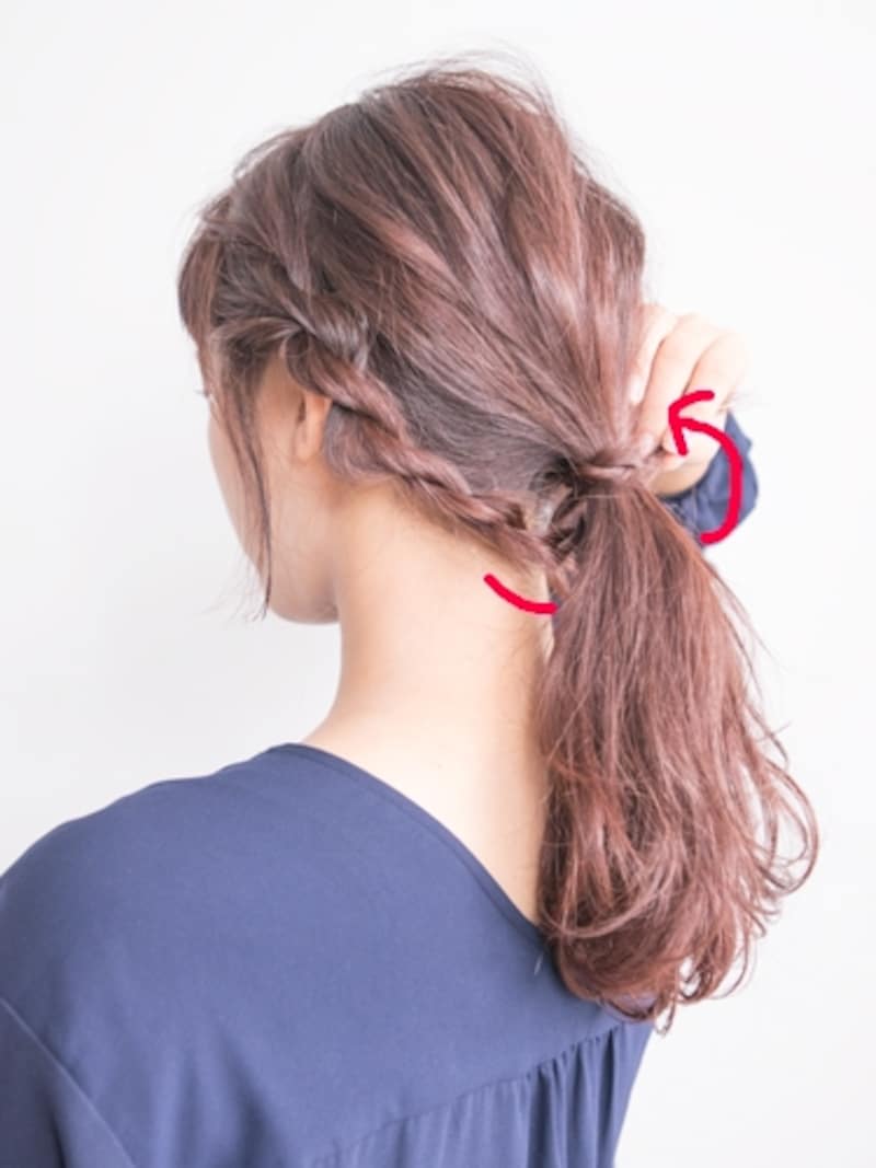 ひとつ結びの下側から巻きつける