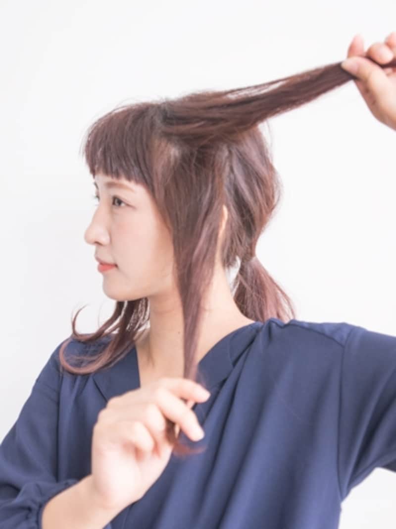 両手を使って髪の毛を取る