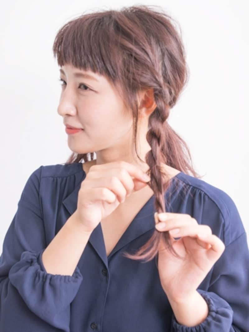 結び目を指先でくずすように引き出す