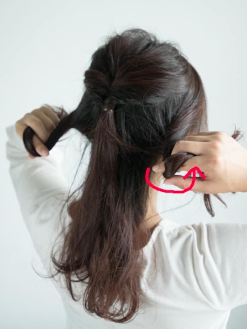 ハチ下の髪を外巻きにねじる