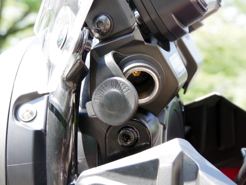 Vストローム250のメーター左下にはDCソケットが装備されている