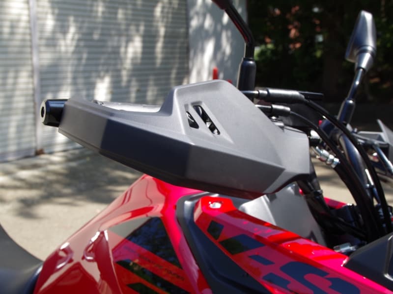 風防効果も高いVストローム250のナックルガード