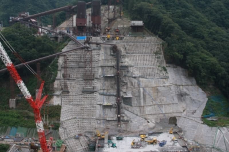 ダム完成の高さと同じ目線で工事の様子が見られる見学ポイント