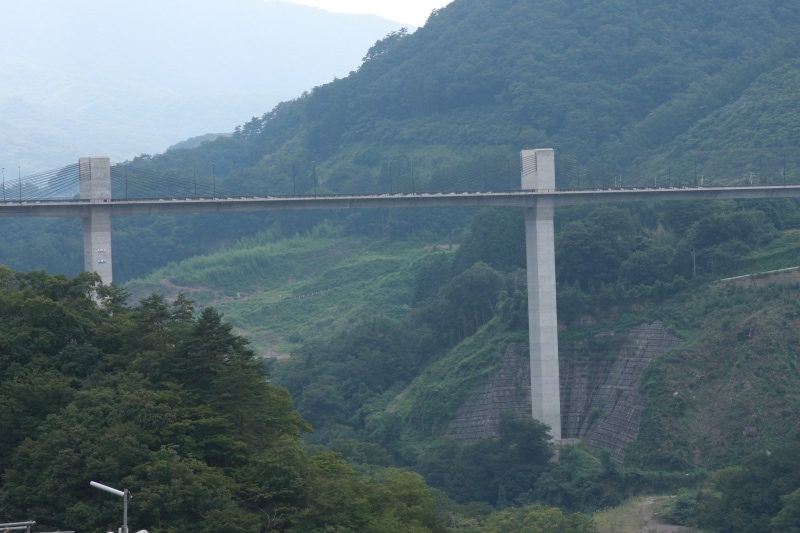 ダムの工事現場から見える八ッ場大橋欄干のライン