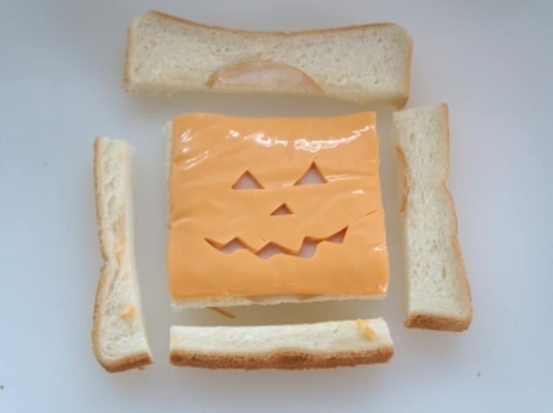 パンを切り揃えます。