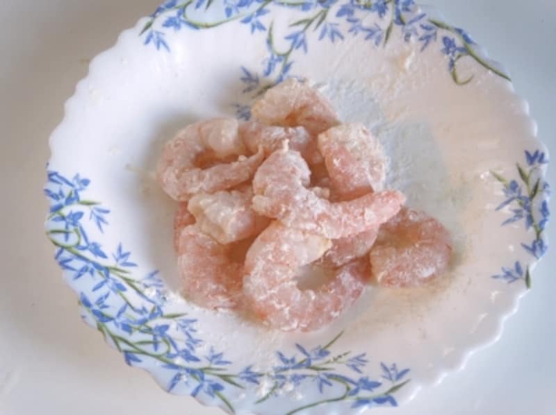 片栗粉をまぶします。