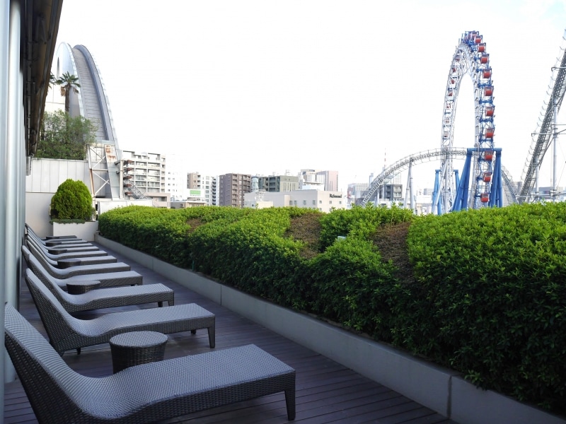 アトラクションでエキサイトする人たちを遠目に見ながらリラックスできる席