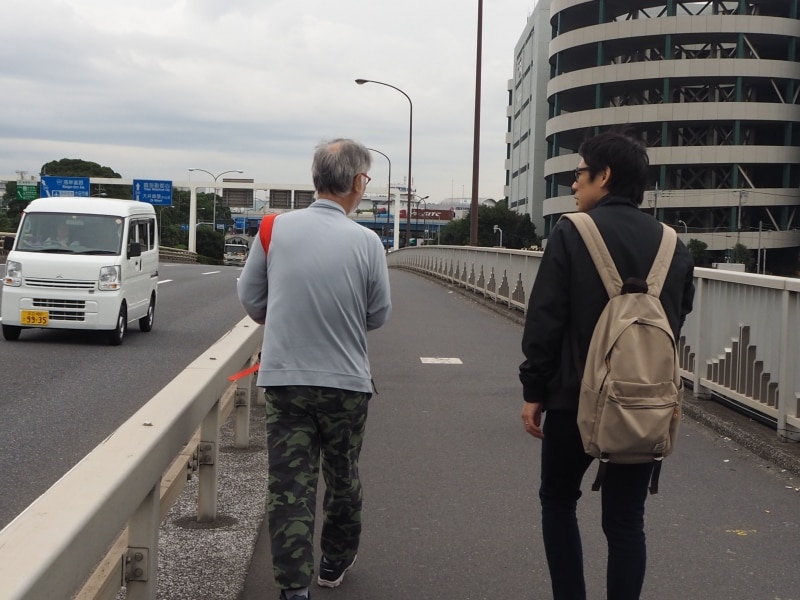 橋の上は交通量が多く、会話をするのもひと苦労だ