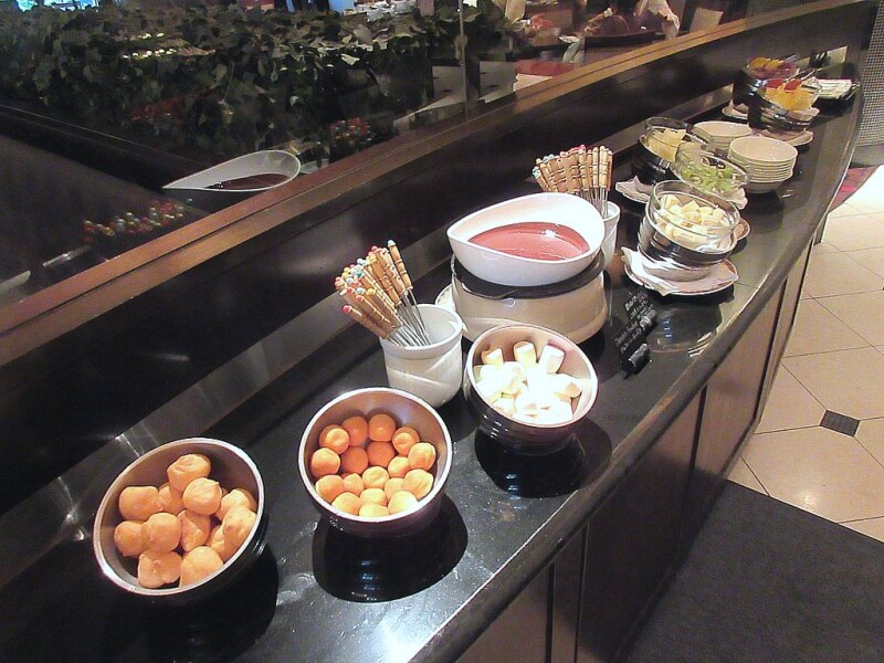 ザ・テラス チョコレートフォンデュのブッフェ台