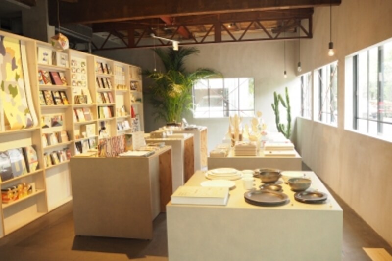 シンプルなインテリアの店内。