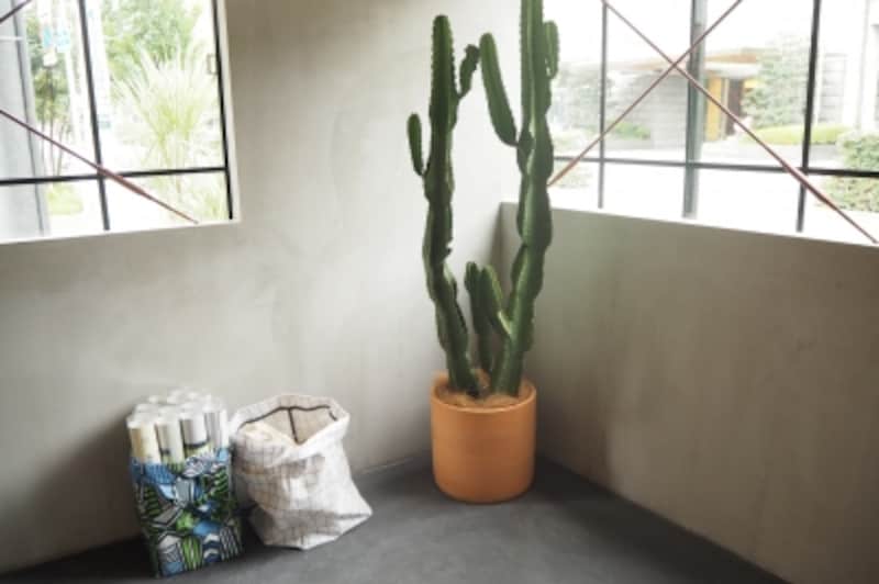 インテリアになるバッグやポスターのような壁紙。