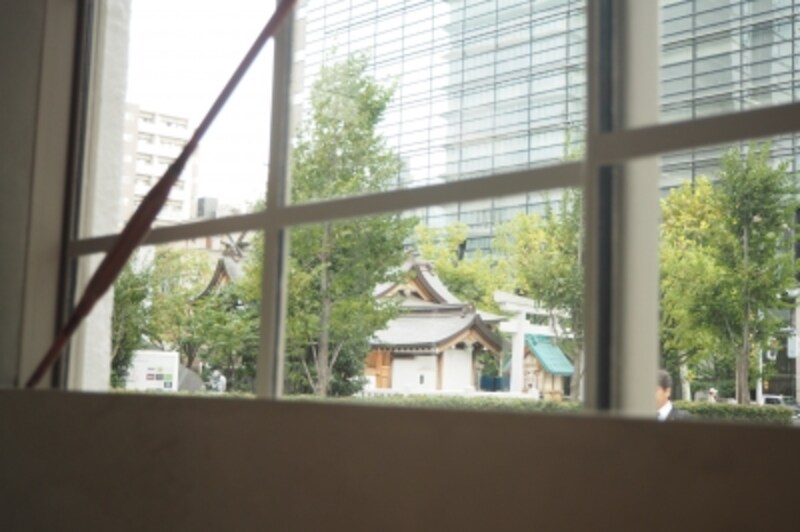 窓の外には神社が見えます。