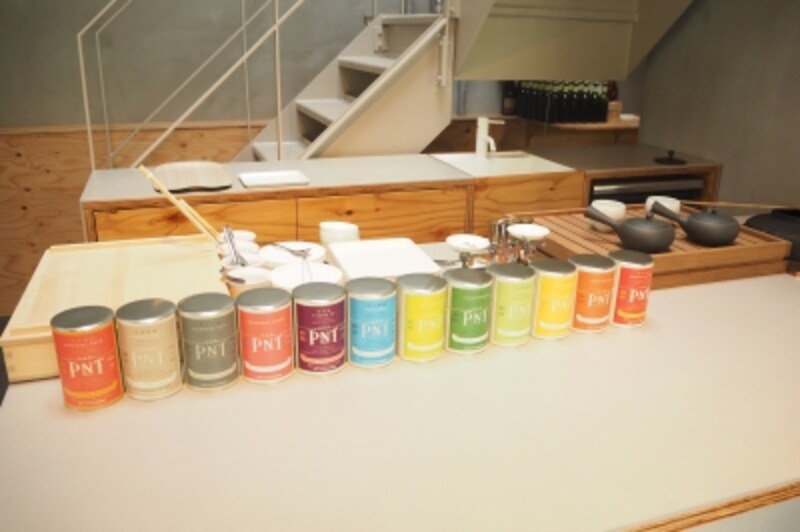 お茶が飲めるカウンター。茶釜もあります。