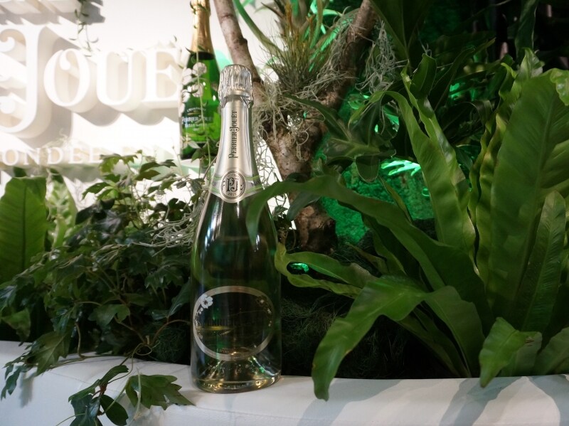 「ペリエ ジュエundefinedブラン・ド・ブラン」緑の中で写しているので緑色に見えますが、透明なボトルです