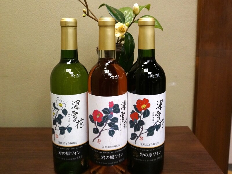 椿の花が描かれた日本らしいラベル「岩の原ワイン」
