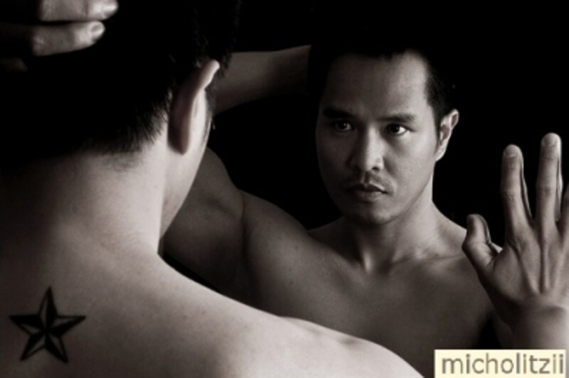 デート中ことあるごとに自分の顔をチェックする男。。。一体誰とデートしているの???