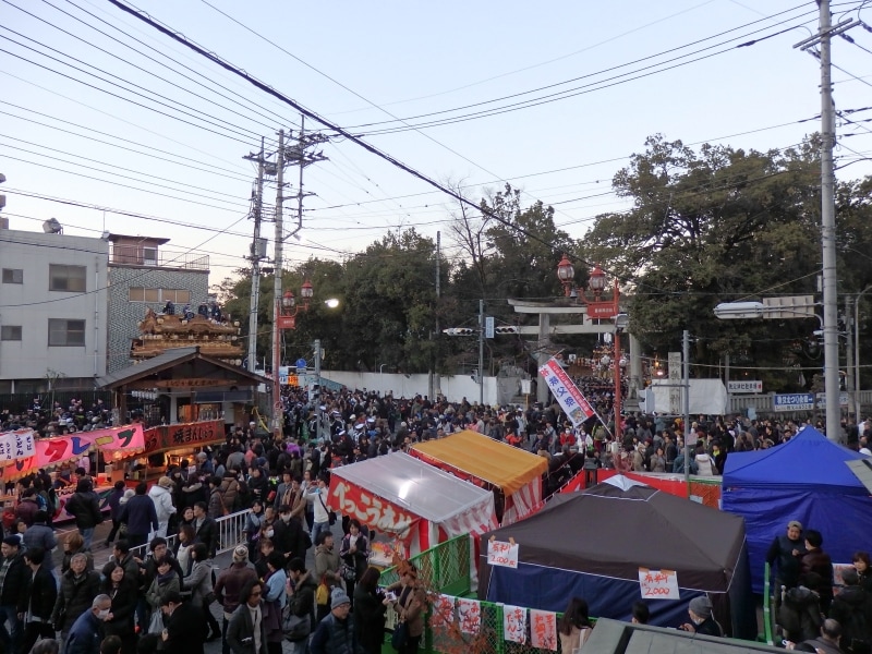 観光客が埋め尽くす秩父神社の鳥居前