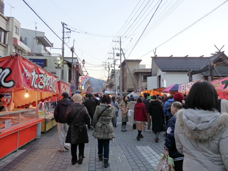 左右に露店が軒を連ねる番場通り