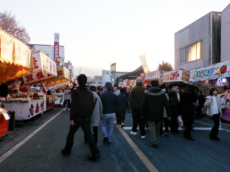 左右に露店が軒を連ね、山車が引き廻される中町通り