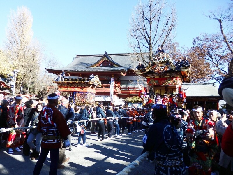 太い綱で曳かれる山車
