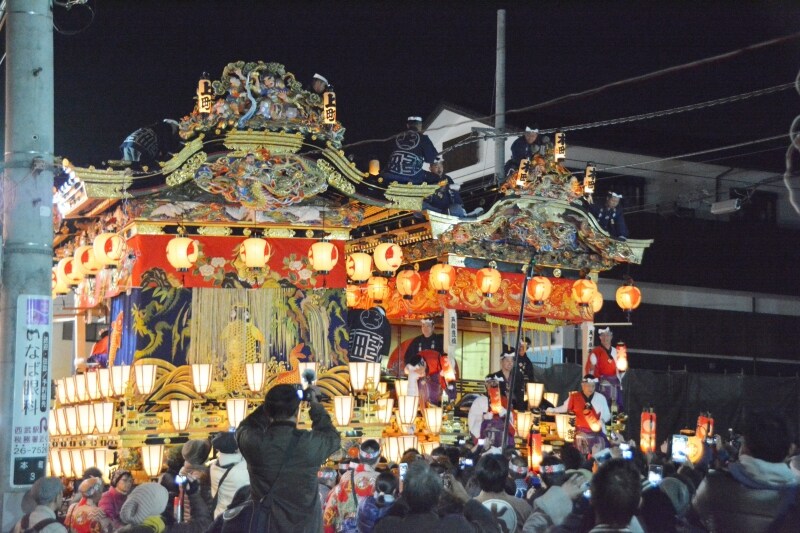 中町通りをすれ違う上町屋台と本町屋台
