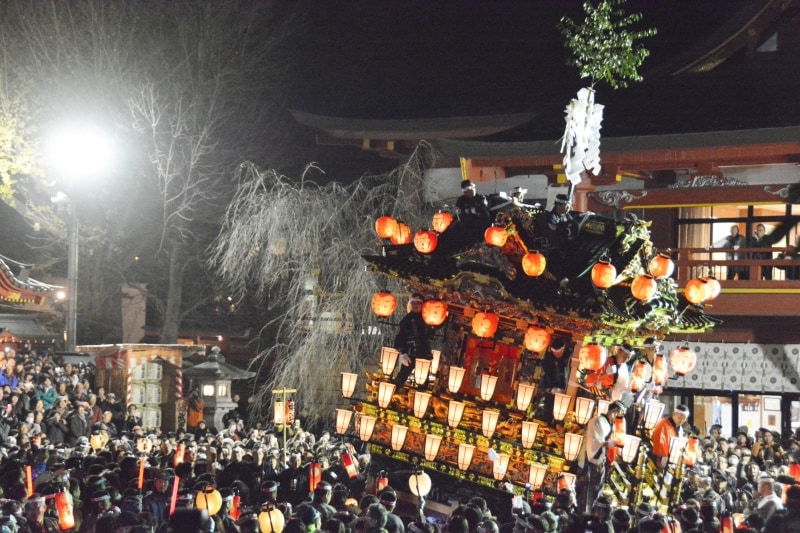 秩父神社の境内でギリ廻しの方向転換をして町に向かう中近屋台