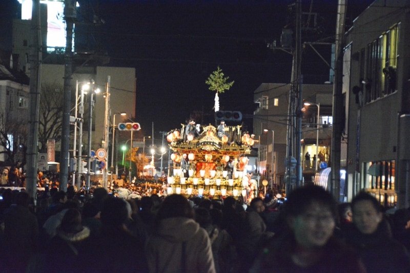 秩父鉄道の電車の運行を止め聖人通りを練り歩く山車