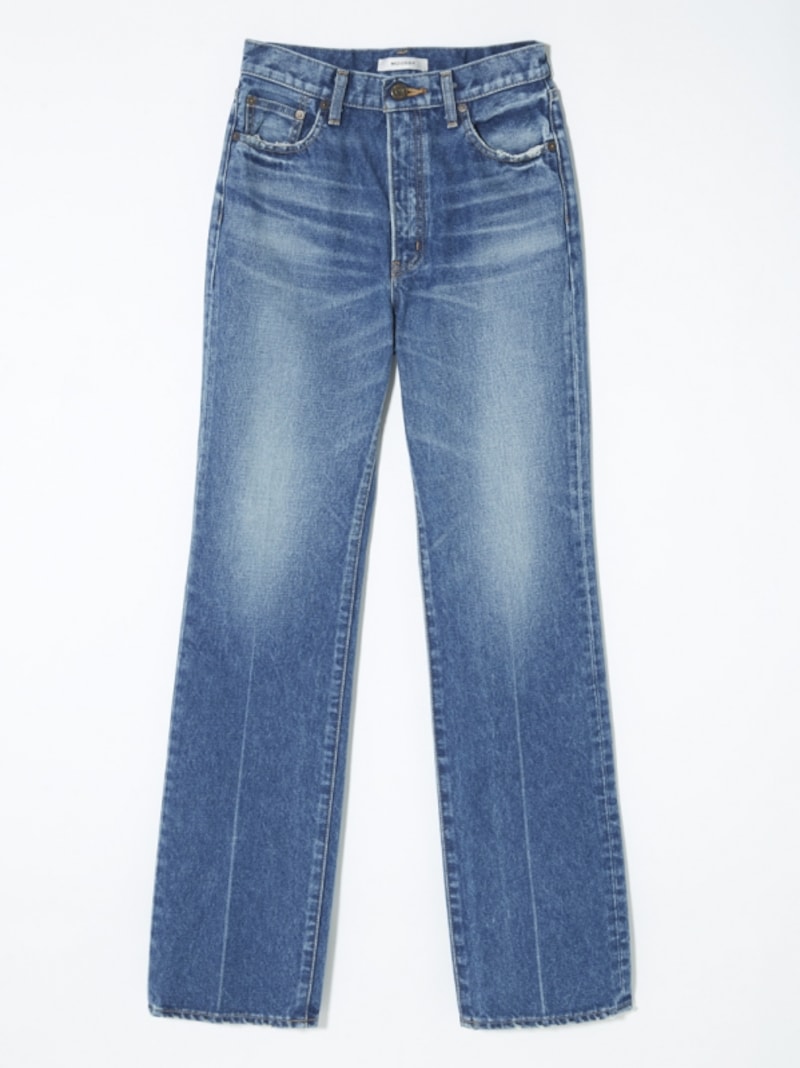 自然な色落ちでクリアに発色するミドルインディゴ MOUSSY JEANS（マウジージーンズ）「STRAIGHT FLARE（ストレートフレアー）」