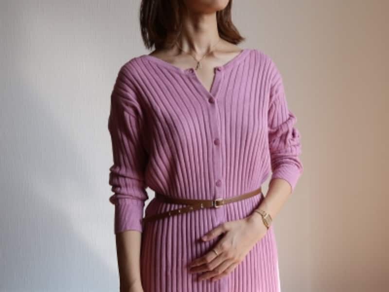 ボタンを一つ開けて、少し後ろに落として着るだけと簡単！