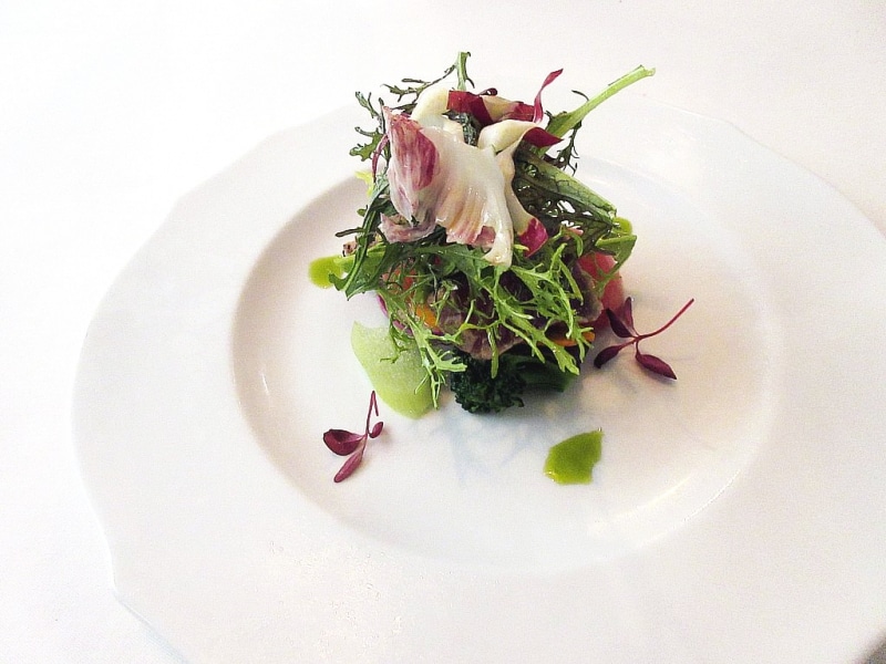 カノビアーノ 戻りカツオわら焼きのカルパッチョ、サラダ仕立て