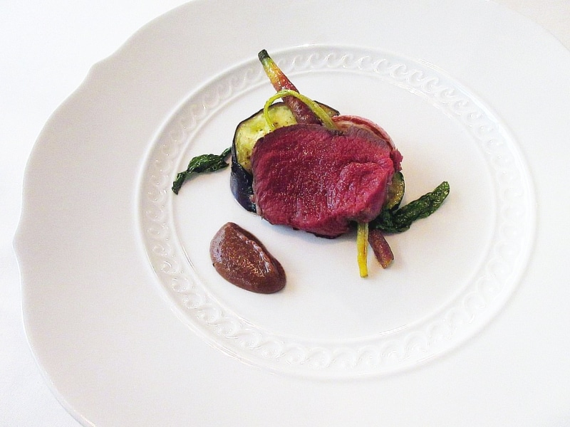 カノビアーノ 蝦夷鹿背肉の鉄板焼き、イチジクのソース