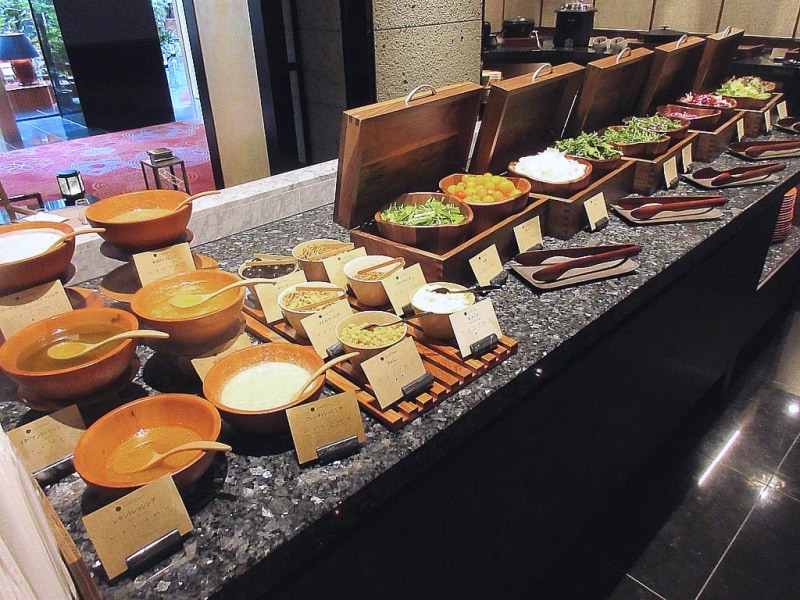 カナデテラス サラダのブッフェ台