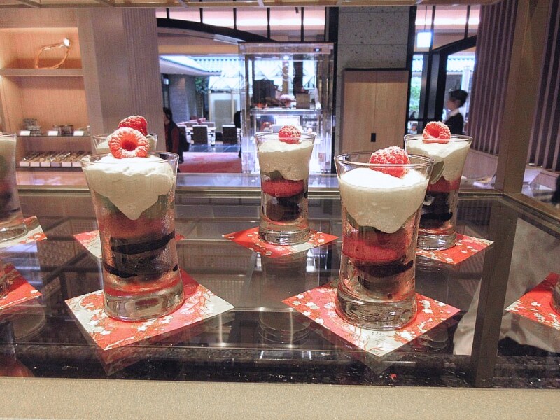 カナデテラス カシスのムース マスカットとチーズのクリーム