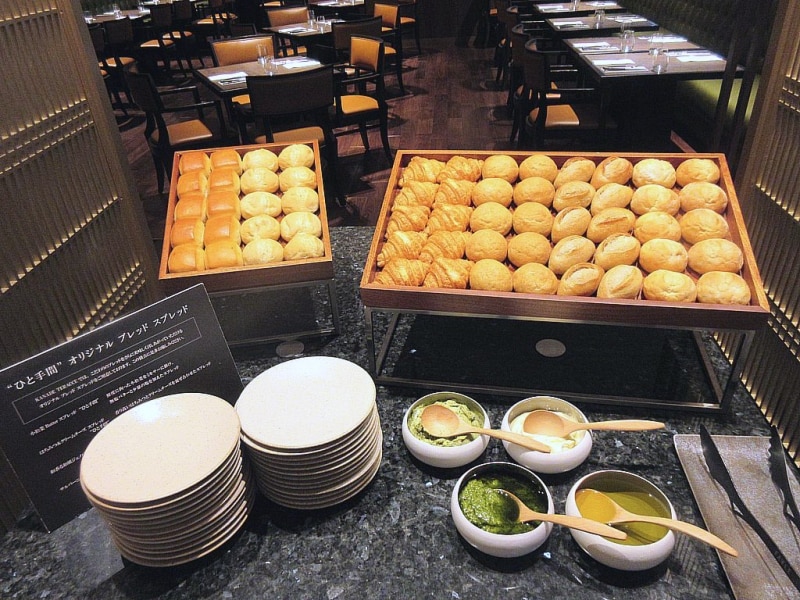 カナデテラス パンのブッフェ台