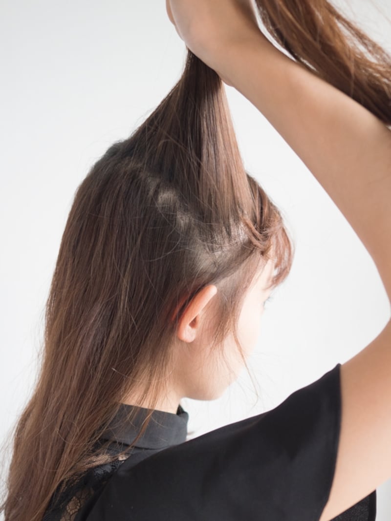 こめかみからトップの髪を分けとる