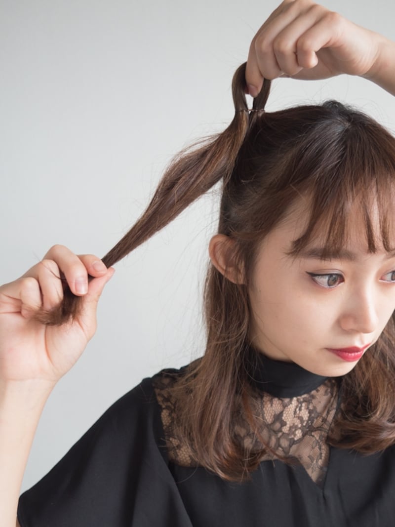 毛先を残してシリコンゴムで結ぶ