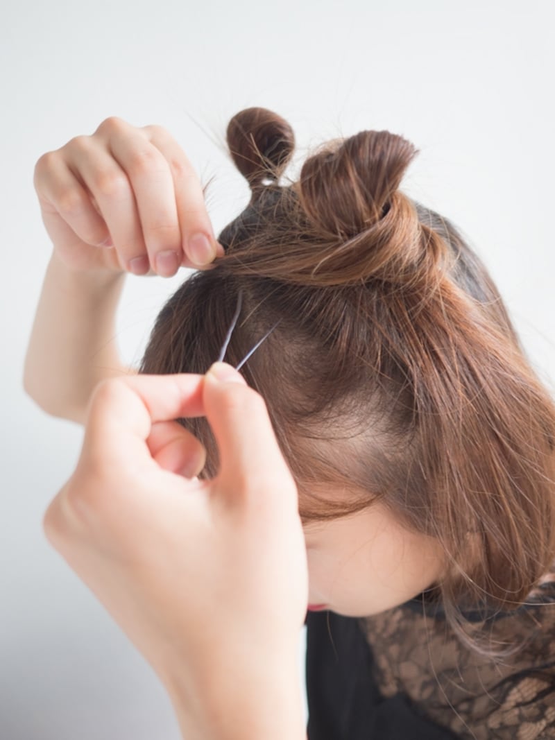 残した毛先を少し取り、結び目に巻きつける