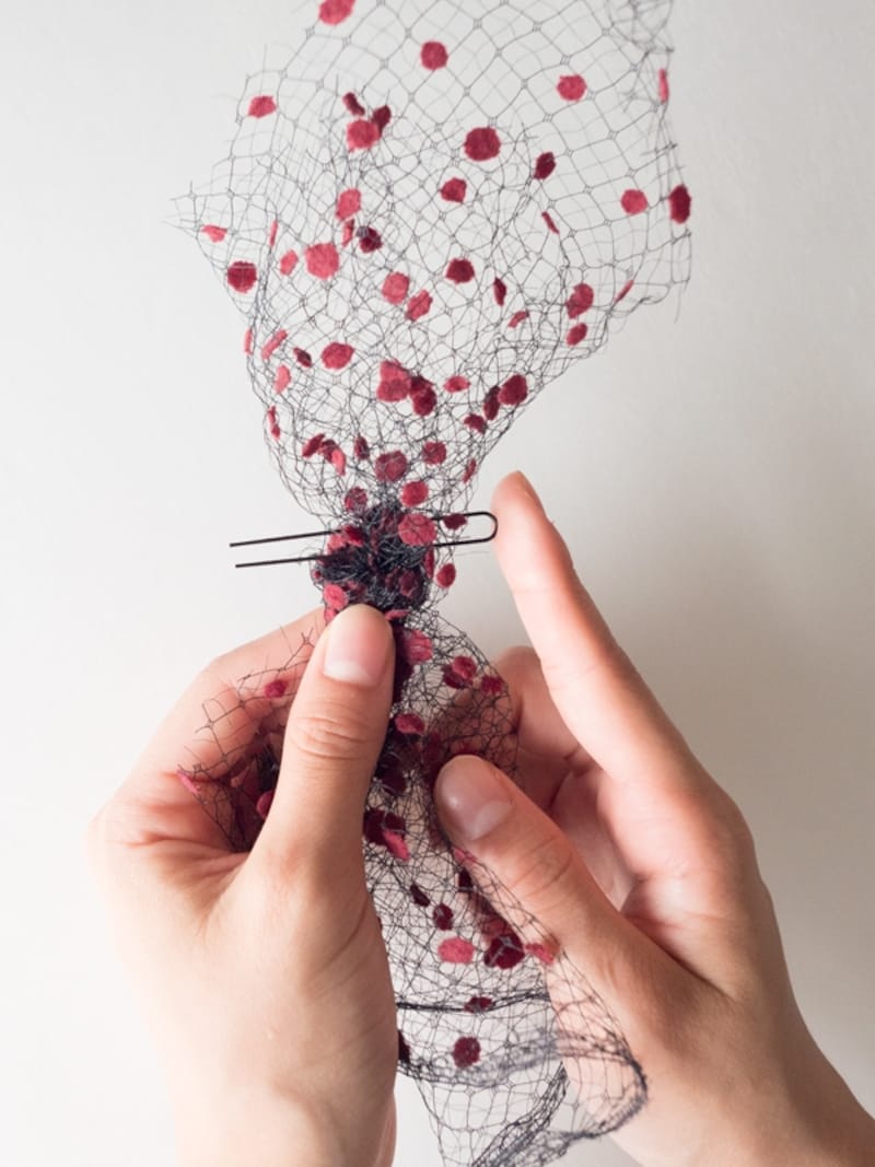 チュールを結んでリボン状にする