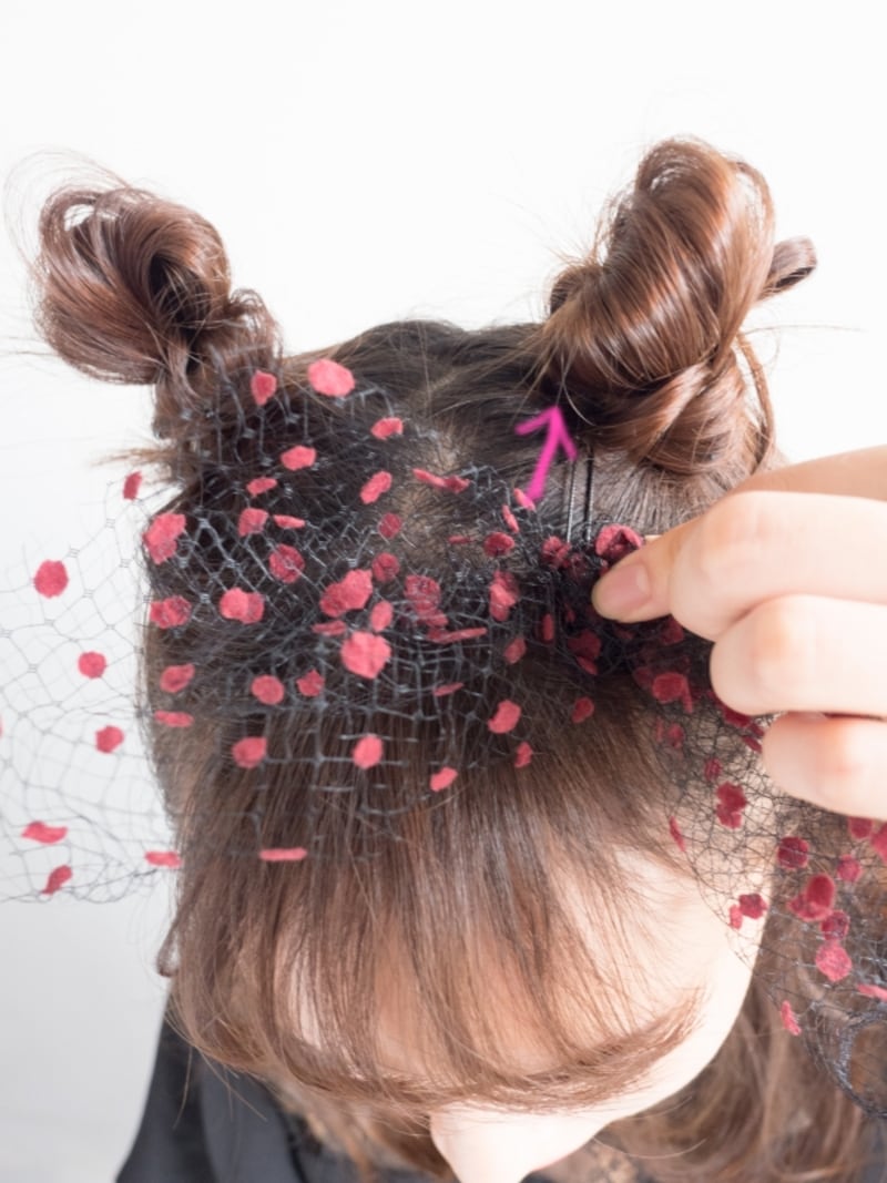 ツノの根元に差し込む