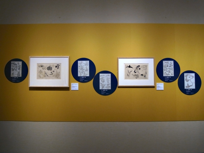 会場は、章ごとに壁紙の色を変えて華やかな雰囲気