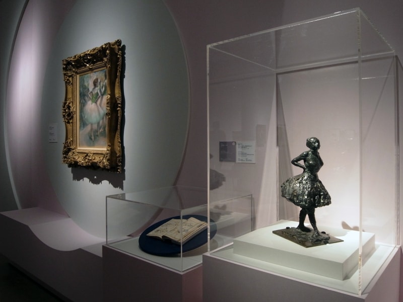 ドガが参考にしたと思われる「北斎漫画」を作品とともに見ることができる