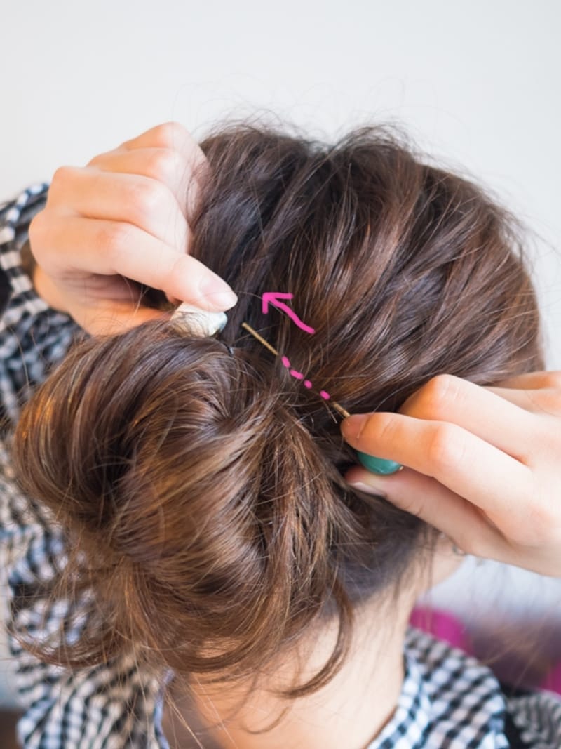 お団子付近にヘアバトンをつける