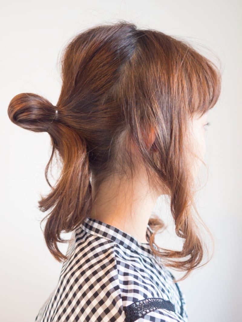 耳後ろの髪を結んで輪っかを作る