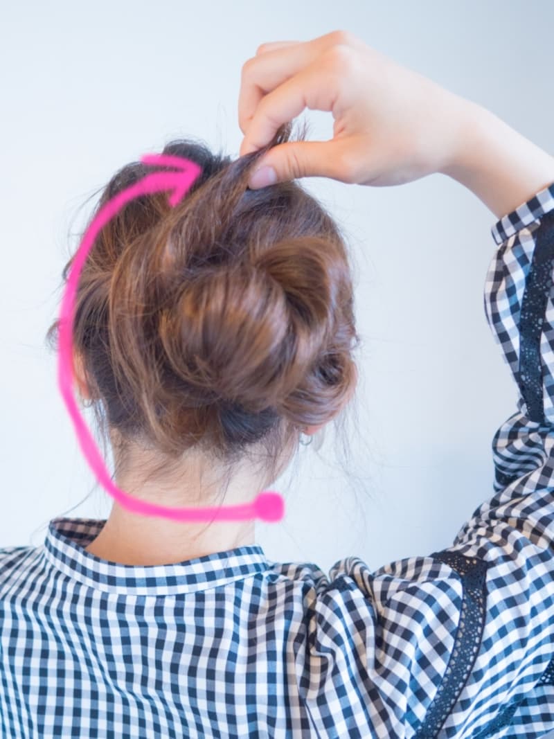 残りの毛先もゆるく巻きつける