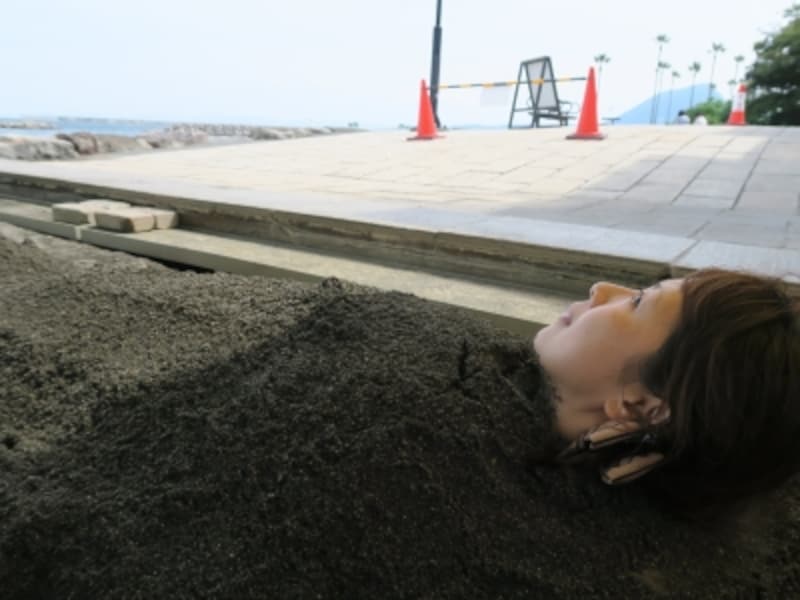 砂湯体験中