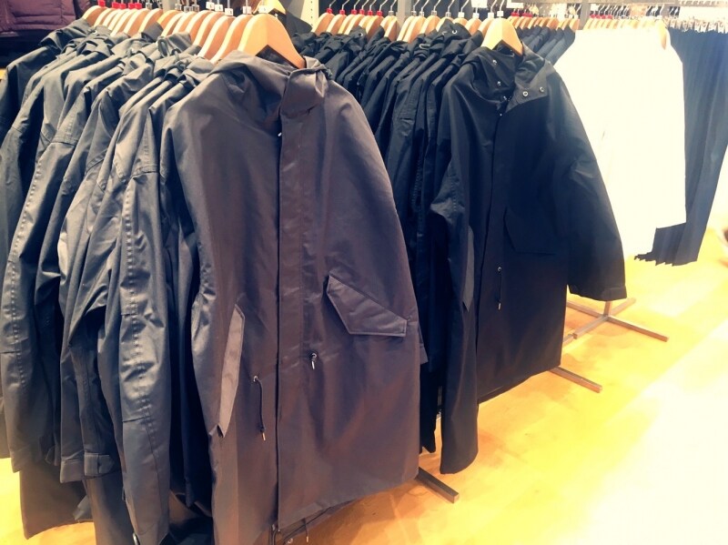 ブロックテックという技術素材をつかったモッズ系のミリタリーコート。インターネットの事前投票でベスト3位以内にランクインしたアイテムです。