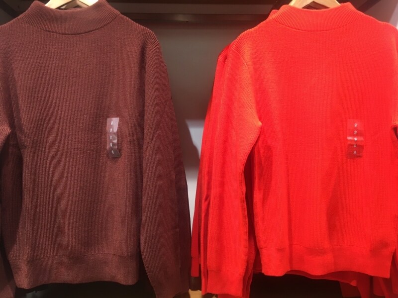 強烈なネオンカラーのニット。Tシャツはじめ、レディースのみならず鮮やかで強い色を取りいれたユニクロU。ここに一般のユニクロ商品との違いを感じます。