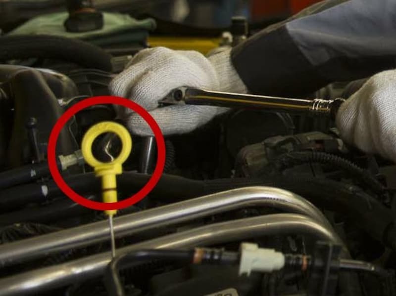 オイルレベルゲージの持ち手はこのような形状をしているものが多い